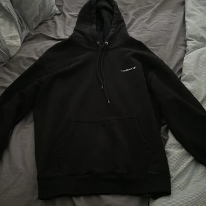 Hoodie - Svart hoodie med vitt tryck på ryggen