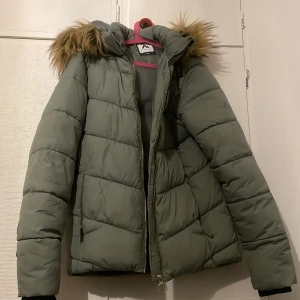 Vinterjacka  - Vinterjacka för barn storlek 164, med luva… använd ett fåtal gånger 