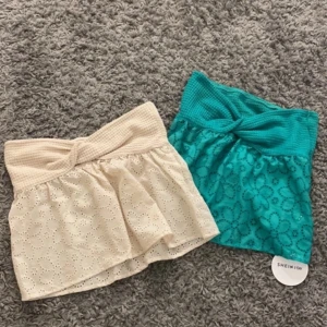 Bandou topp - Två Bandou toppar från Shein i grön och vit. Helt oanvända, och den gröna har prislappen kvar. Storlek M och sitter normalt i storleken. 