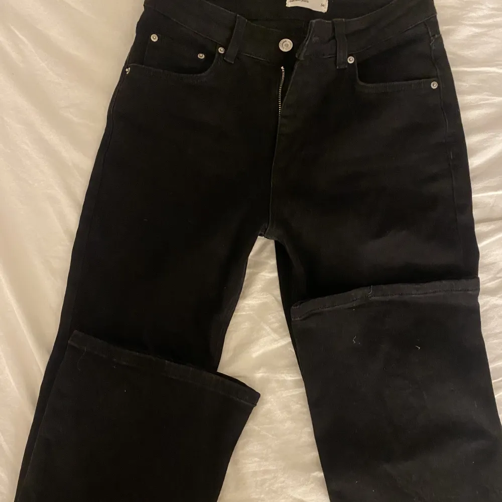 Sälja mina helt nya jeans från Gina tricot! Dem är mid waist och bootcut! Kan mötas upp i Jönköping eller frakta, köparen står för frakten💕. Jeans & Byxor.
