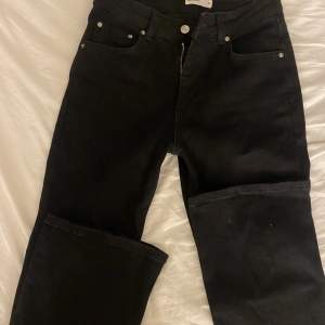 Sälja mina helt nya jeans från Gina tricot! Dem är mid waist och bootcut! Kan mötas upp i Jönköping eller frakta, köparen står för frakten💕