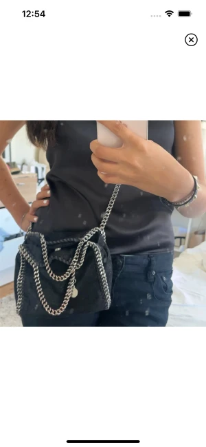 Stella McCartney tiny - Så snygg Stella väska, lite rostig men absolut inget man tänker på!💕