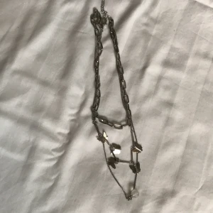 Silver Fjärilhalsband  - - Halsband  - Mönster: Kedja Fjärilar, diamant  - Färg: Silver - Storlek: 3st - Märke: Guldfynd - Skick: Mycket bra  Kontakta mig gärna vid frågor 💕 