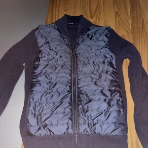 Cardigan - Tjena säljer nu min sjukt snygga cardigan ifrån Jimmy sanders! Tröjan är i nyskick då den är väldigt sparsamt använd. Tvek inte på att höra av er!