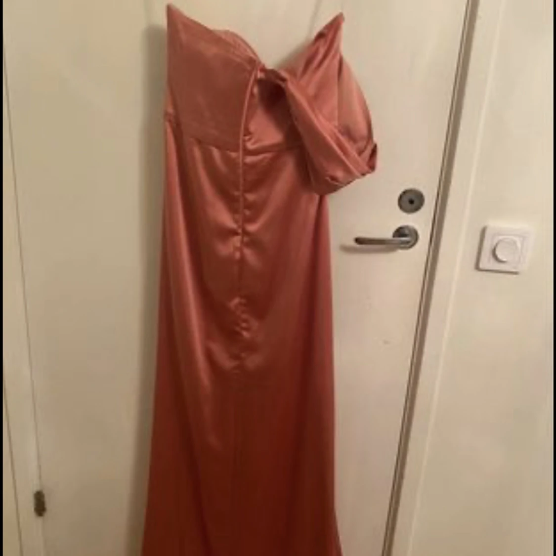 Klänning one shoulder satin - 91