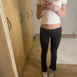 Utsvängda byxor💘 - Säljer ett par svarta utsvängda byxor i typ tränings material. Köpa från hm för några år sedan men kommer inte till användning. Använda 5 gånger, nypris ca 200-250kr💘