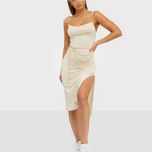Kläning med slit - Super fin kläning i satin liknande material. Aldrig använd och lappen är kvar. Skriv gärna om du har frågor, pris kan diskuteras vid snabb affär💗
