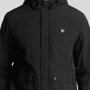 Lyle & Scott Jacka - Jacka från Lyle & Scott.  Köpt i fel storlek, lappen sitter fortfarande kvar. Säljes för halva priset av vad den är köpt för. 