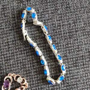 Nytt och oanvänt silverarmband med blå ädelstenar