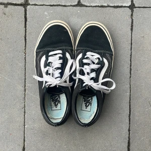 Svarta vans  - Svart band i mycket gott skick! Hyfsat använda men knappt slitna. 💕