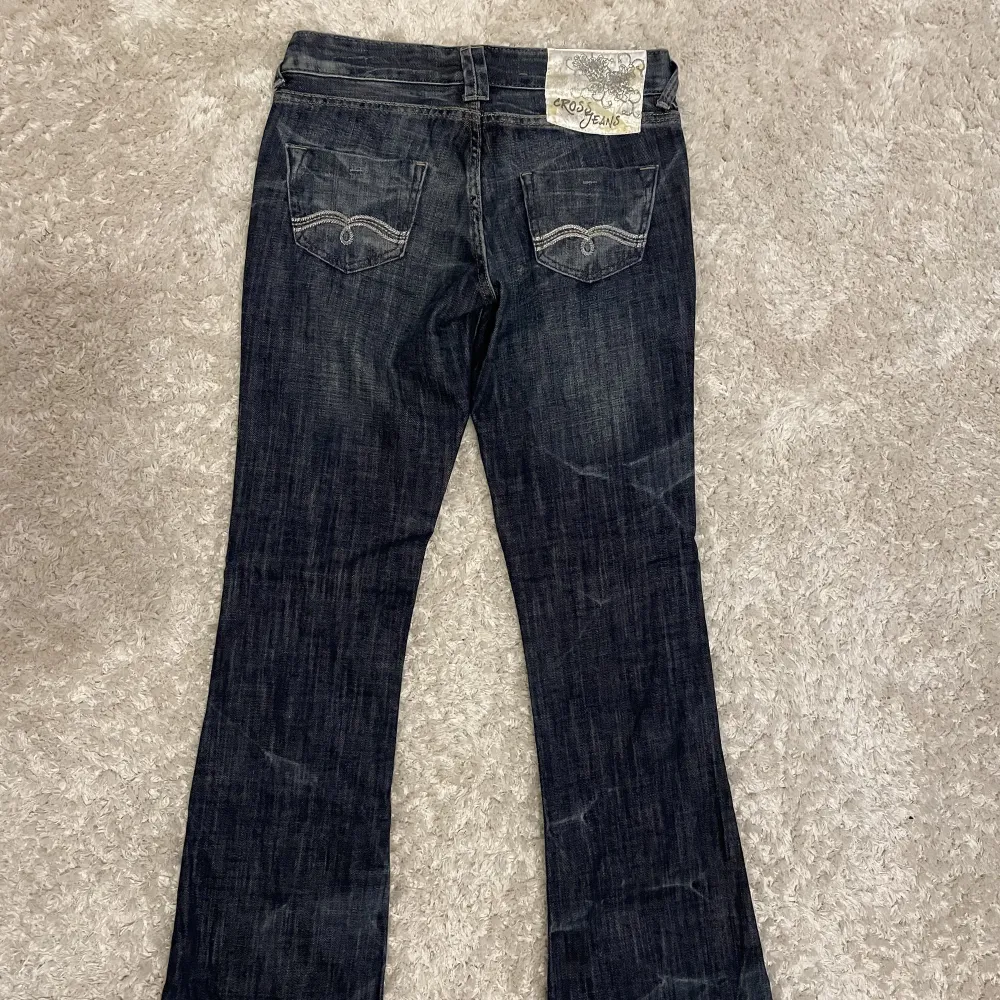 Mörkblå lågmidjade jeans i storlek W27 L32. Jeans & Byxor.