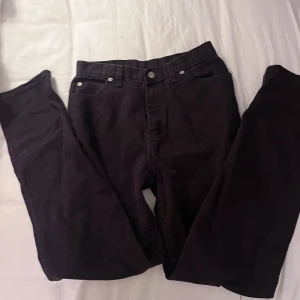 Mörk lila jeans - Ett par mörk lila jeans💜 Det står inte storlek köpt secondhand men sitter som M