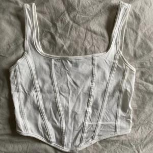 Vit topp  - En vit topp från SHEIN. Storlek S. 