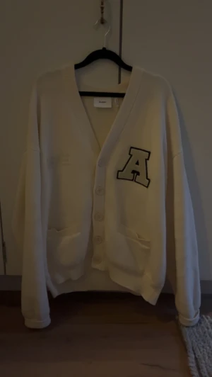 Arigato Cardigan - Tja! Säljer nu denna Arigato Cardigan.  Nypris: 1700kr Kom privat! Priset kan absolut diskuteras vid snabb affär👍