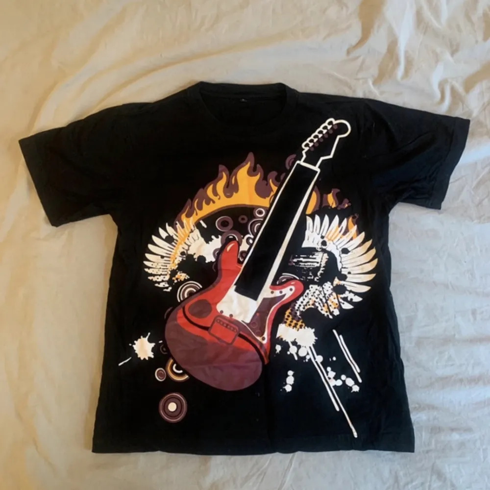 Tshirt med tryck av en gitarr, står storlek L men skulle tippa på storlek M🩷. T-shirts.