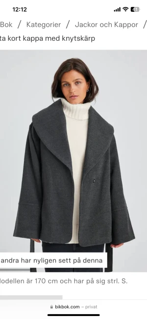 Helt ny jacka från bikbok - Säljer denna helt nya kappan från bikbok, har prislapp kvar och är endast testad!! ❤️ Nypris 700 kr, helt slutsåld på hemsidan.
