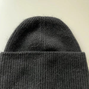 Mössa - Svart mössa som jag inte använder längre.