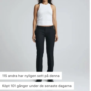 Lågmidjade kostymbyxor - Jätte fina lågmidjade kostymbyxor i nyskick, dessutom i jätte skönt material🤍