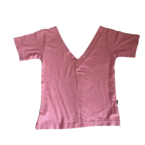 D&G - V-ringad Dolce Gabbana tröja. Står storlek XL men sitter som en S. Kontakta vid intresse <3