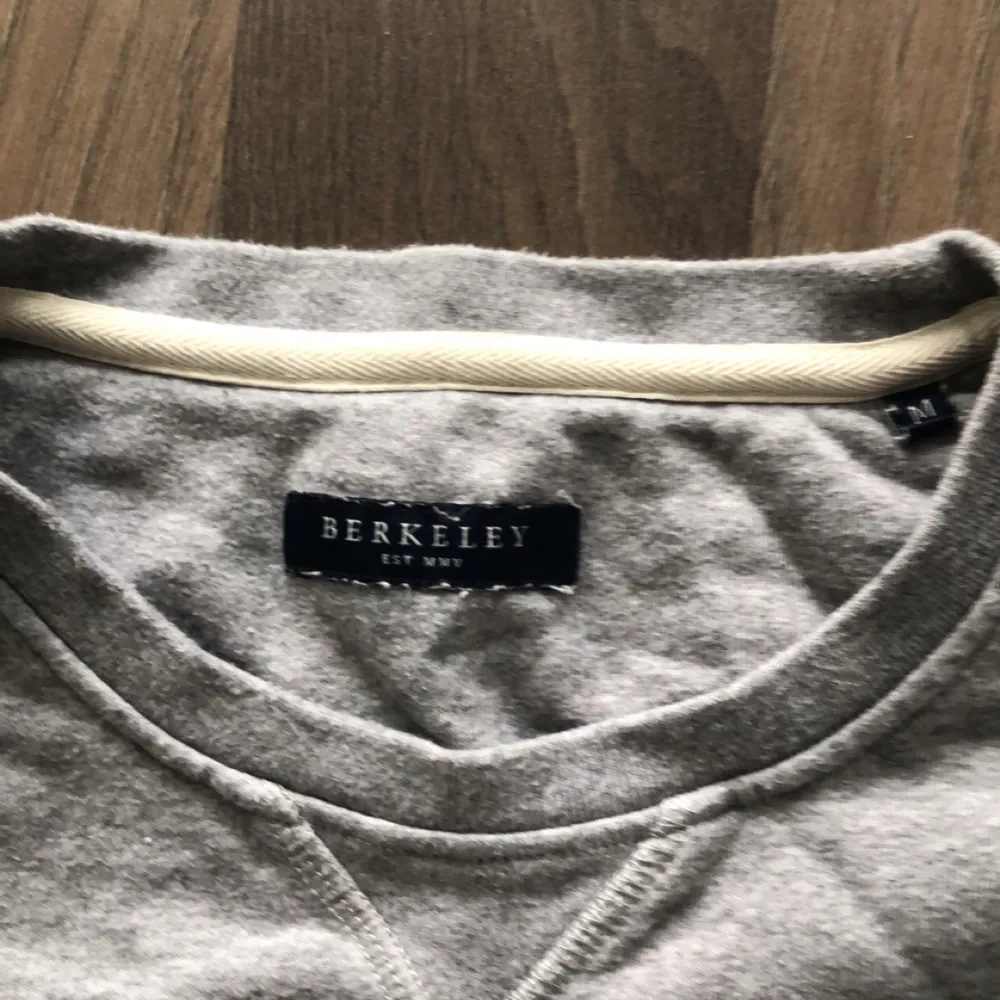 Säljer en riktigt fin grå tröja i märket ”Berkeley” som är i bra skick. Säljer den eftersom jag bytt stil och den passar inte då. (RIKTIGT BRA PRIS). Tröjor & Koftor.