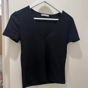 Tshirt - T-shirt från zara. Tjockt tyg. Liten i storlek passar xs 