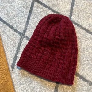 Fin mössa  - Supermjuk och fin mössa. Vinröd / lite mot det mörkare rosa 
