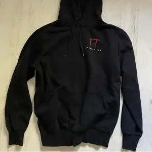 Supercool hoodie med ”IT” tryck på både fram och baksida. Herrmodell men funkar fint till kvinnor också. 