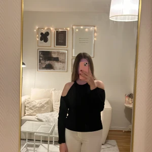 Tröja från H&M Strl S - Svart ribbad tröja med bara axlar från H&M Divided. 