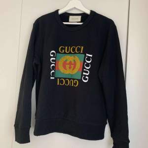 Cool sweatshirt/tjocktröja från Gucci, aldrig använd, äkthetsbevis ingår. Storlek XS men stor i storleken. Skriv för mer information och bilder! :)