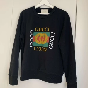 Gucci sweatshirt  - Cool sweatshirt/tjocktröja från Gucci, aldrig använd, äkthetsbevis ingår. Storlek XS men stor i storleken. Skriv för mer information och bilder! :)