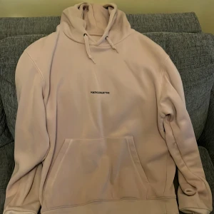 Poeticcollective hoodie - 9/10, knappt använd. Storlek s, lite beige rosa färg