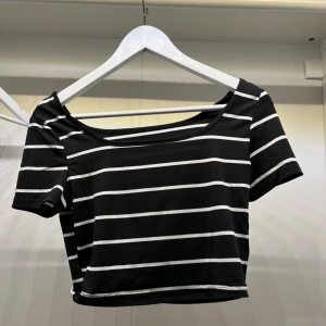 Randig topp - En randig topp från nelly i storlek S💓