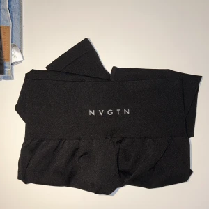 NVGTN tights  - Helt nya tights från NVGTN, säljer då de var förstora o gick inte att skicka tillbaka till deras lager i usa. Lappen är tyvärr inte kvar, pris går att diskutera💞 Modell: Black Soild Seamless Leggings  Nypris: 640kr