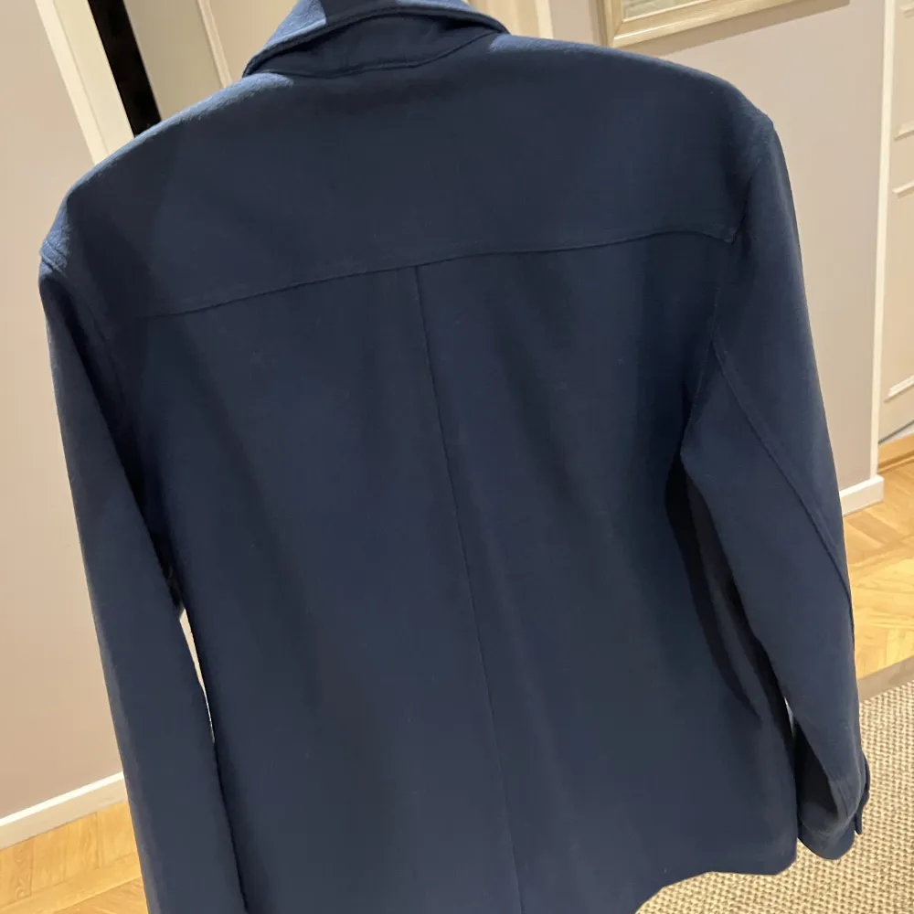 En riktigt fin blå overshirt från A Days March i storlek medium säljes för 500 kr. Jackor.