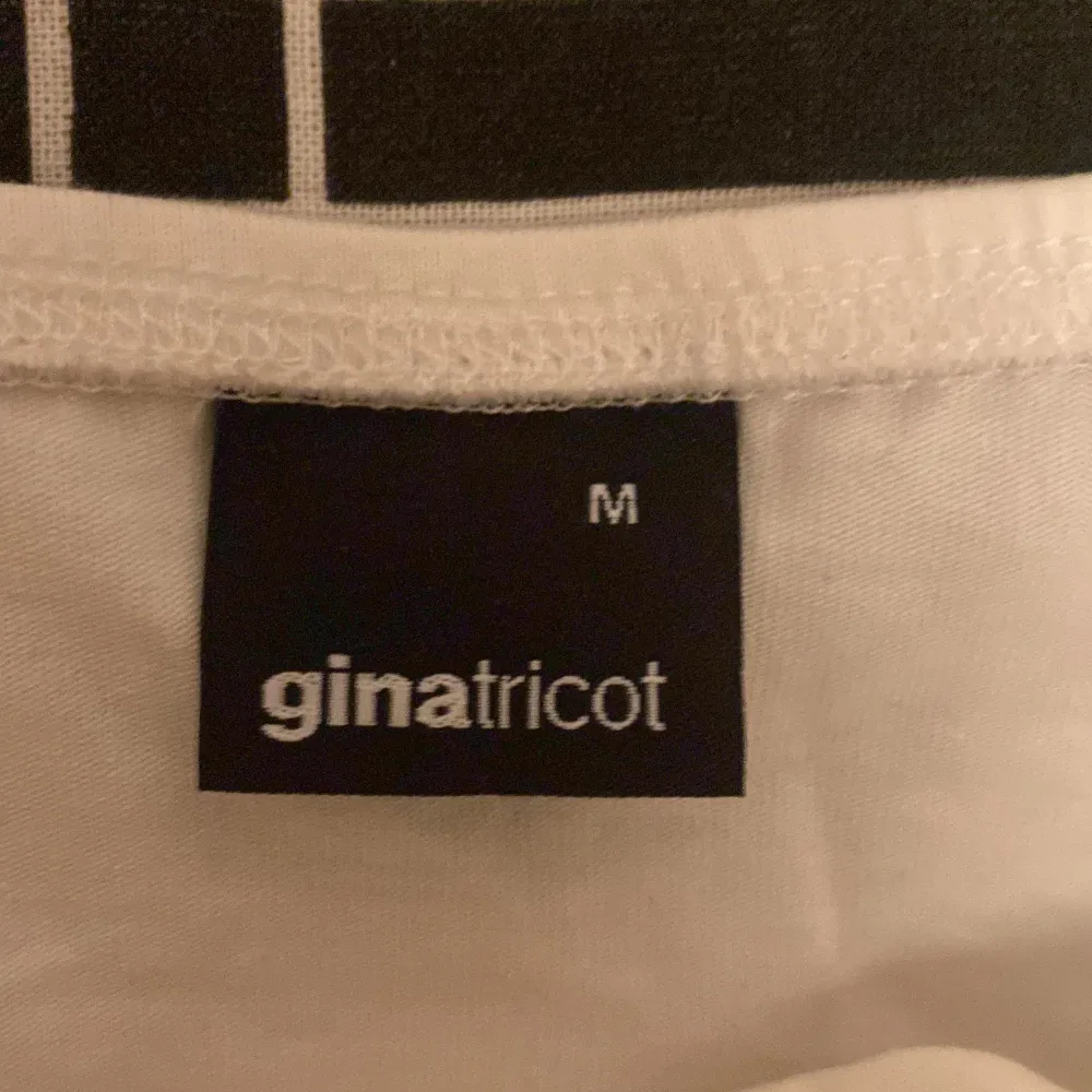 Vit linne från Ginatricot! Fint men används inte så säljer de! Men jättefint skick och som ny använt max 1 gång!. Toppar.