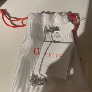 Halsband - Halsband från Guess i en kortare modell  Jag skulle gissa på att materialet är någon form av metall