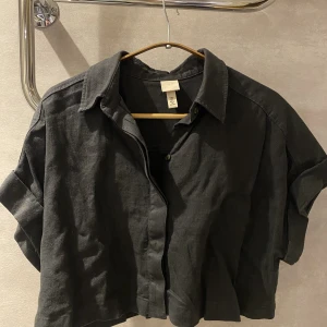 Skjorta - Kroppad skjorta, använd fåtal gånger 