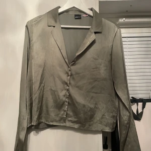 Satin pyjamas - Säljer denna fina gröna satin pyjamasen. Tröjan i storlek S och shortsen i storlek xs men passar även en S. Hela settet 250:-🤍
