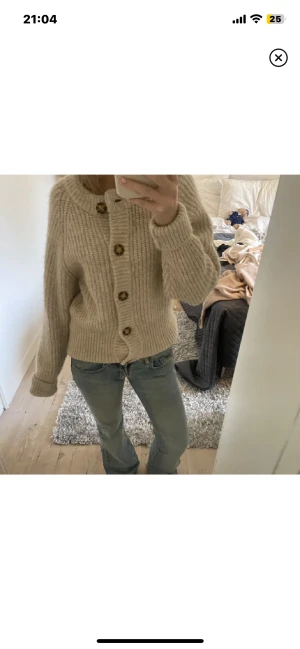 Kofta från Zara - En super snygg stickad kofta från Zara som är typ helt ny och super mysigt.