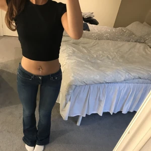 Zara lowrise jeans - Zara lowrise bootcutjeans. Jättefint skick,  jag är 1,64 🩷