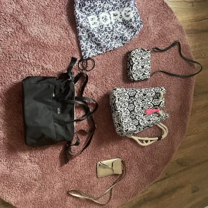 Väskor - Olika tjej väskor säljer billigt från 20kr till 100kr alla är nya och i bra styck .