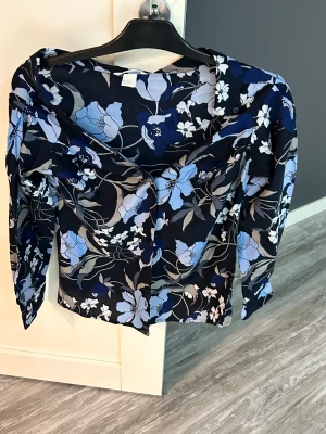 Skjorta - Skjorta från H&m aldrig använd. Normal i storlek, fint model vid armarna. Mix mellan mörk och ljus blommig mönster.