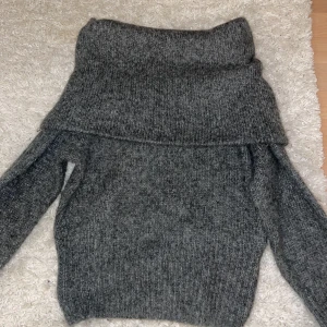 Populär H&M tröja - Säljer denna super mysiga och trendiga tröjan från hm då den inte kommer till någon användning. Varan har inga defekter och är som i nyskick. Köp via köp nu 💘