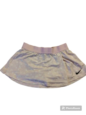 Tenniskjol  - Nike tenniskjol i nyskick! 💗