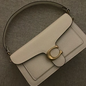 Choch väska tabby - Choch väska använt ca 2 veckor. Medföljs med dustbag. Créme beige/vit färg. Köptes för 4.500kr säljer för 3400kr då den är iprincip ny. Vid snabbaffär billigare pris  