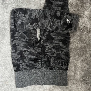 Gymshark tights  - Så snygga tights som tyvärr inte kommer till användning längre. Dessa har ett stretchigt material och passar någon som vanligtvis har S/M, 36/38. Skriv för bild på eller mått!