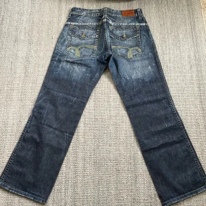 Vintage Tommy jeans  - Tommy hilfiger denim vintage jeans som liknar evisu i sjuk loose fit! Riktigt rare jeans i grymt skick! Size 34