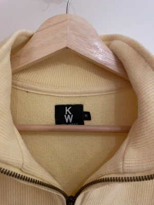 Gul tröja  - Köpt på second hand, Erikshjälpen 