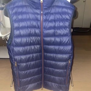 Polo ralph lauren väst (packable) - Säljer min väst som jag har haft i 1,5 år på grund av att den är för liten.  Skick: 9/10 Nypris: 2699kr