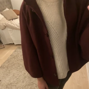 Trekvartsärm kappa - säljer världens finaste trenchcoat som är trekvartsärmad och perfekt nu till hösten, säljer pga ingen användning men så så snygg!!🙌 köptes för 569kr förra året men säljer den billigare! Skriv vid fler bilder🙌💞